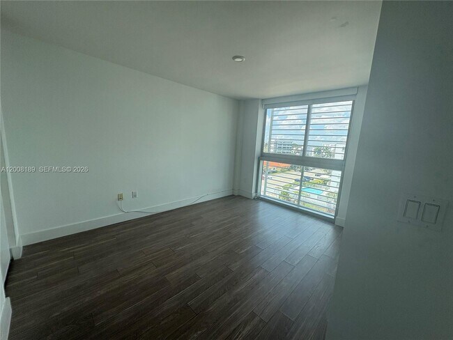 Building Photo - 1025-1092 92nd St