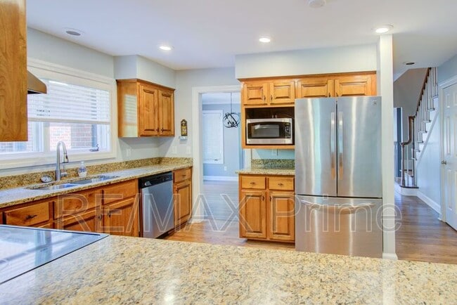 Building Photo - 1229 Llewellyn Ave