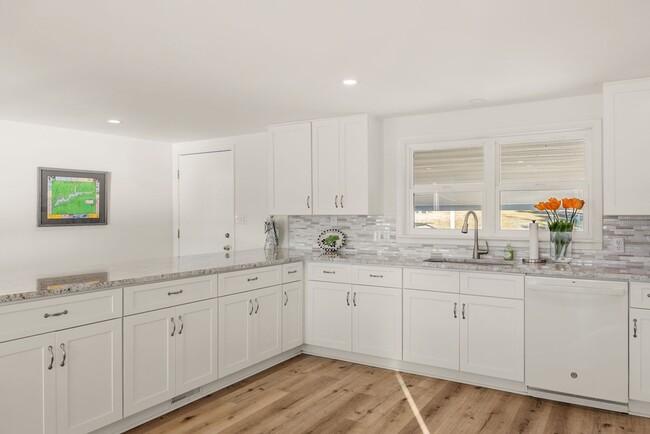 Building Photo - Lake Talquin - LAKEFRONT- Furnished 3 bedr...