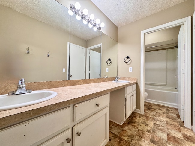Building Photo - 2406 Greenbrier Dr