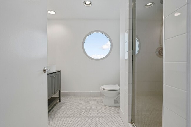 Building Photo - Light Filled 2 Bed, 2 Bath South Beach Por...