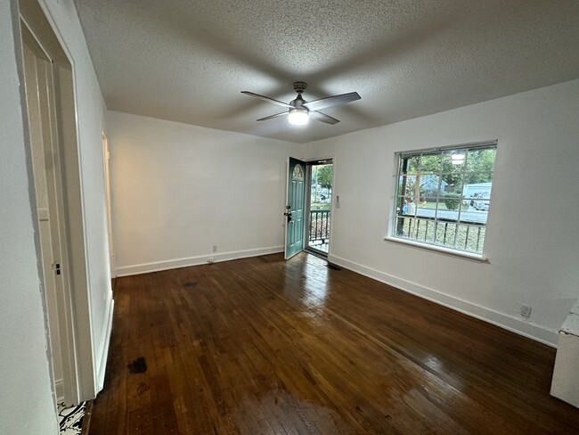 Building Photo - 735 E Henderson Dr