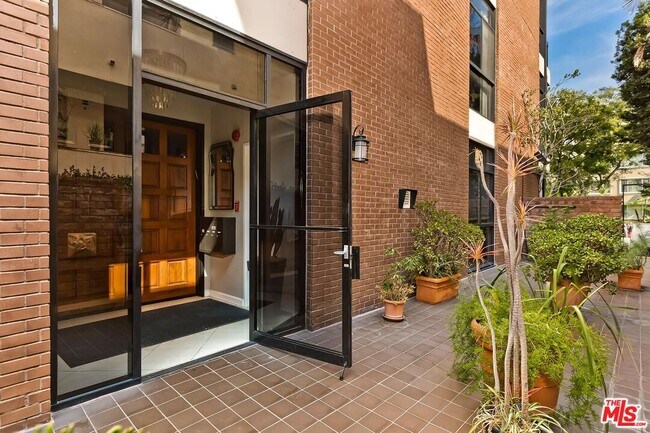 Building Photo - 323 N Palm Dr