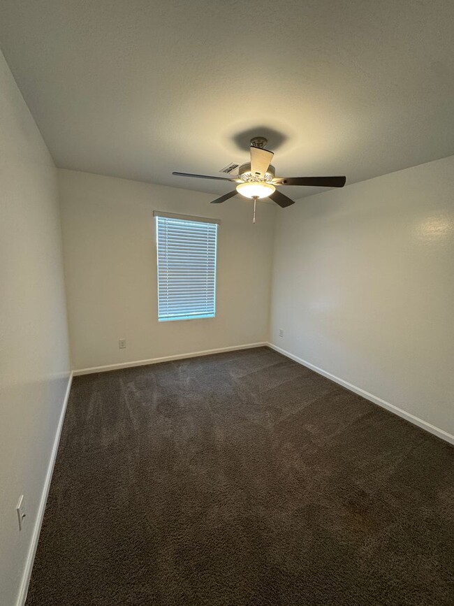 Building Photo - Beautiful newer townhome located in Tempe