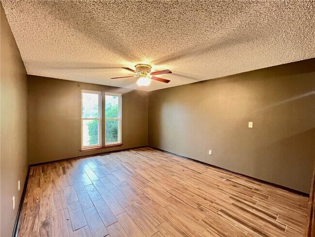 Building Photo - 3 bedroom 2 bath home for lease