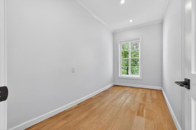 Building Photo - 139 Grand St