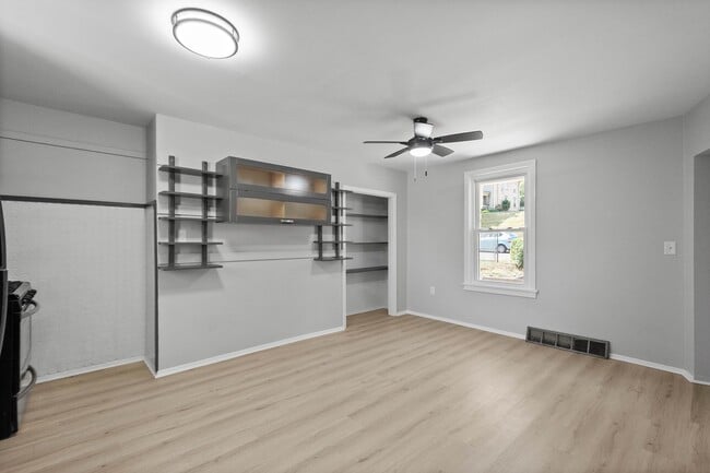 Building Photo - SCORE 50% OFF 1ST MONTH'S RENT IF SIGNED BY DEC 5! Beautiful 2 bedroom home in Coraopolis availab...