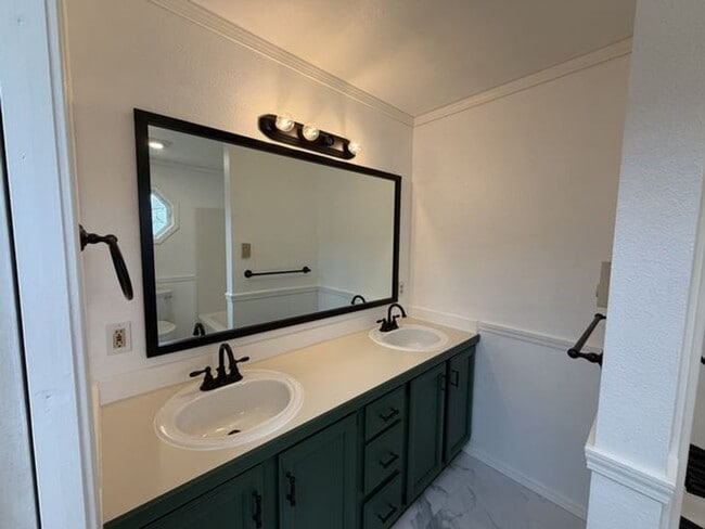Building Photo - Spacious Rambler for Lease