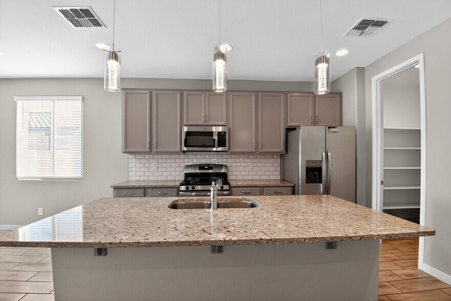 Building Photo - 10810 W Grant St