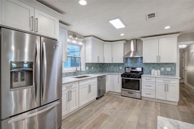 Building Photo - 3410 Holliglen Dr