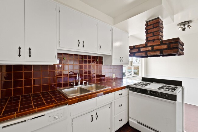 Building Photo - 431 Venice Way