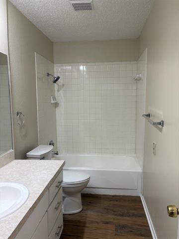 Building Photo - 715 Oakwood Ln