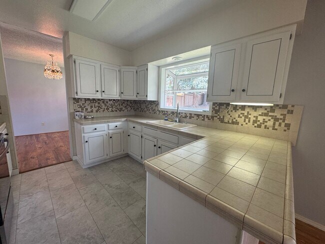 Building Photo - 3 bed 2 bath house with 2 car garage in great area!