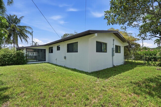 Building Photo - 21341 NE 25th Ct