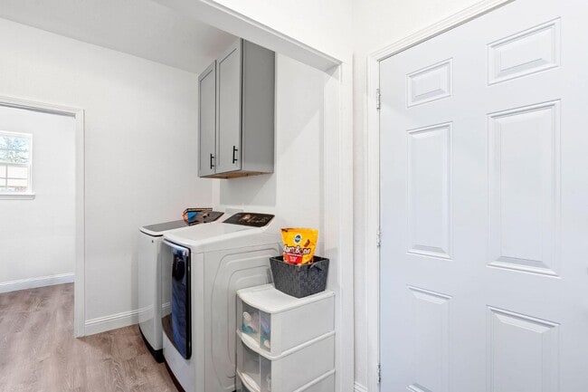 Building Photo - 1000 Stone Hill St