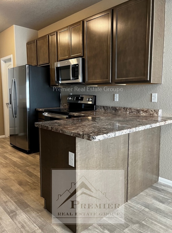 Building Photo - 7773 Sand Lake Heights