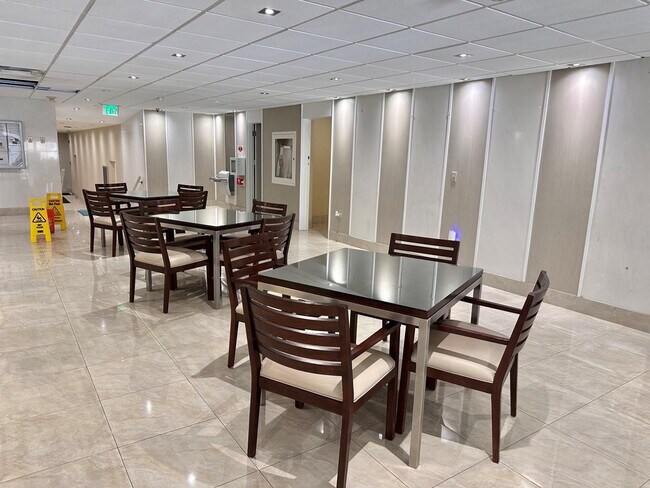 Building Photo - 3111 N Ocean Dr