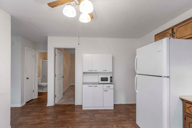 Building Photo - AVAILABLE IN OCTOBER! 2 beds 1 bath