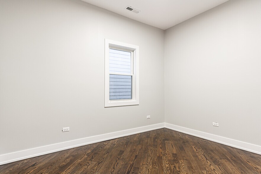 Building Photo - 1458 W Chestnut St