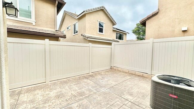 Building Photo - Newer & Lovely Two-Story Home in the New C...