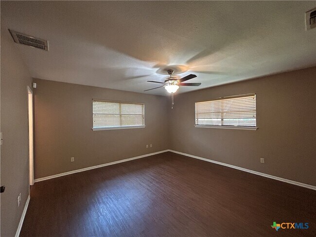 Building Photo - 826 Timber Dr