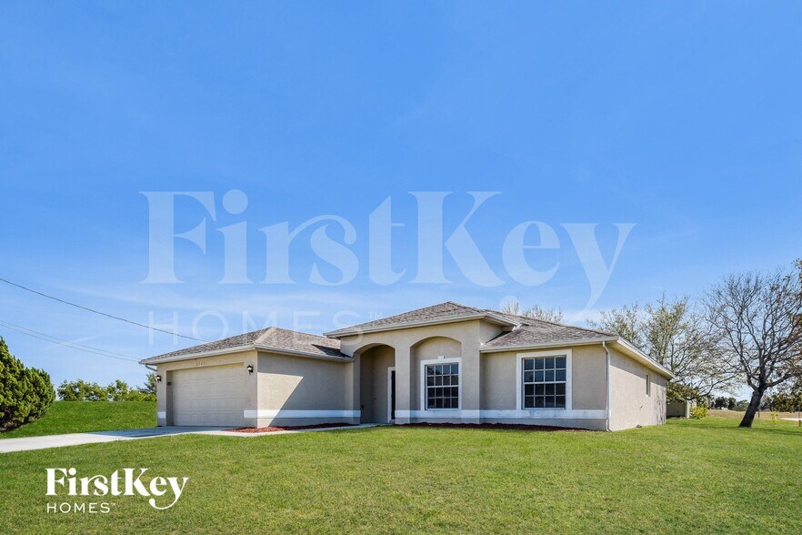 Building Photo - 2547 SW 3rd Pl