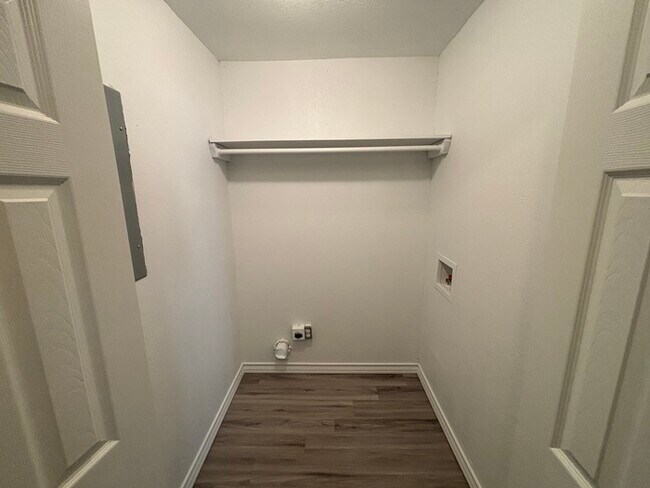 Building Photo - Spacious 3 bed 2 bath home, move in ready