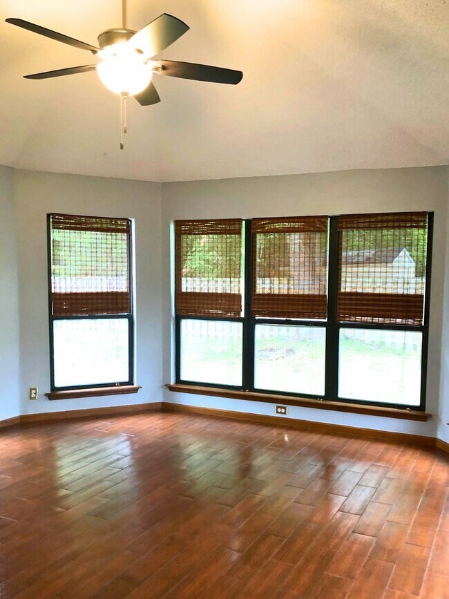 Building Photo - 3/2 home with a fenced in yard!