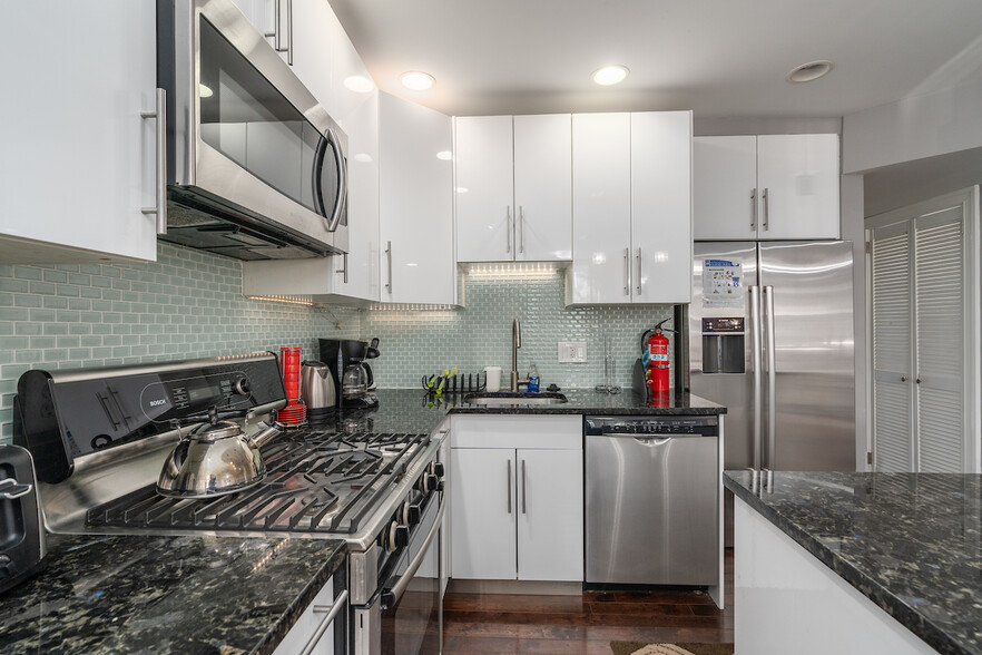 2 bedroom/2 bathroom, kitchen - 403 P St NW