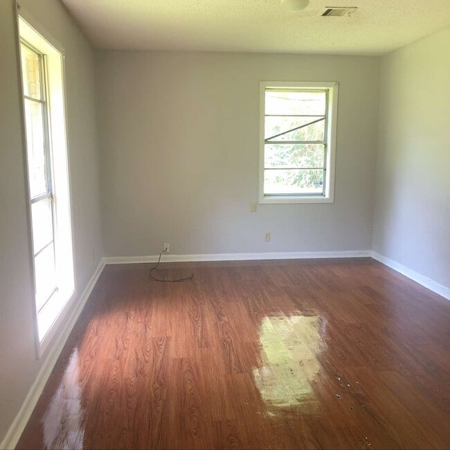 Building Photo - 4004 Lee Ct