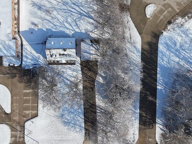 Building Photo - 705 E 9th St