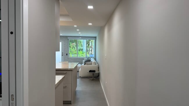 Building Photo - Hibiscus Condo