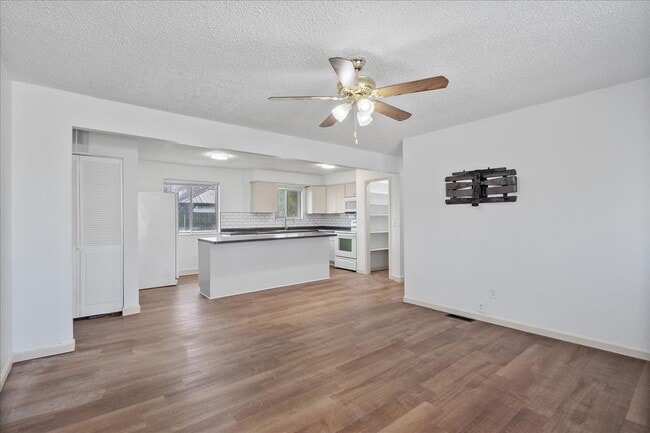 Building Photo - 807 Estate Dr