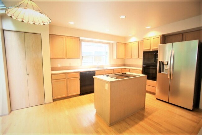 Building Photo - Beautiful 2 Story 3 Bed 2.5 Bath in Sammamish
