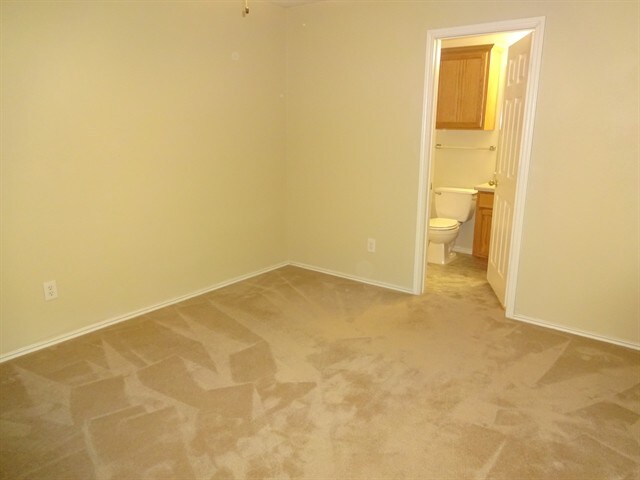 Building Photo - 2844 Deerfern Ln