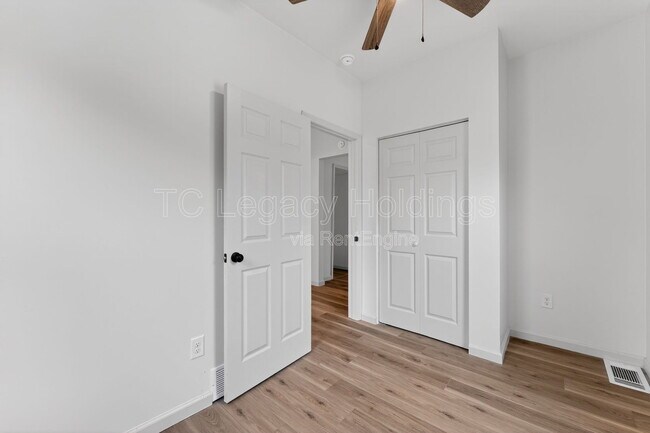 Building Photo - 407 Simpson Ave