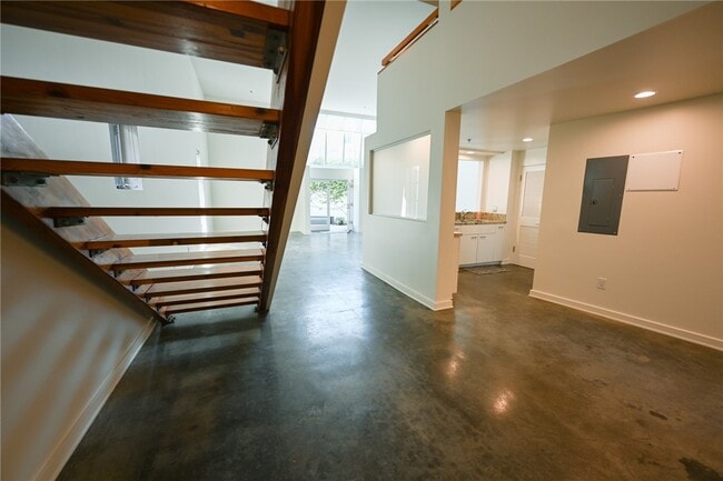 Building Photo - 615 Hampton Dr