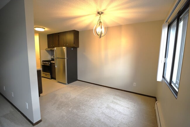 Building Photo - Cedarwood Condos - Cable, Internet & Under...