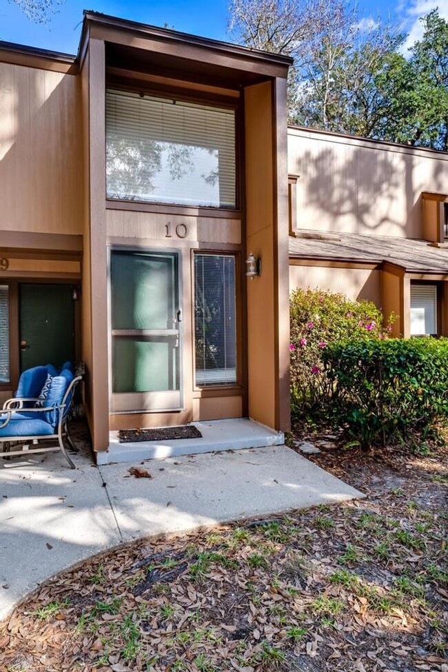 Building Photo - Beautiful Fairways Condo