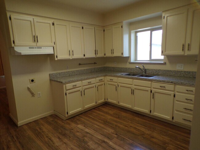 Building Photo - 6939 E Kings Canyon Rd