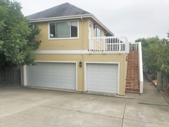 Primary Photo - Spacious Two Bedroom Near Downtown Monterey
