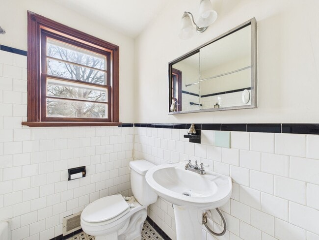 Building Photo - 637 Woodhaven Dr