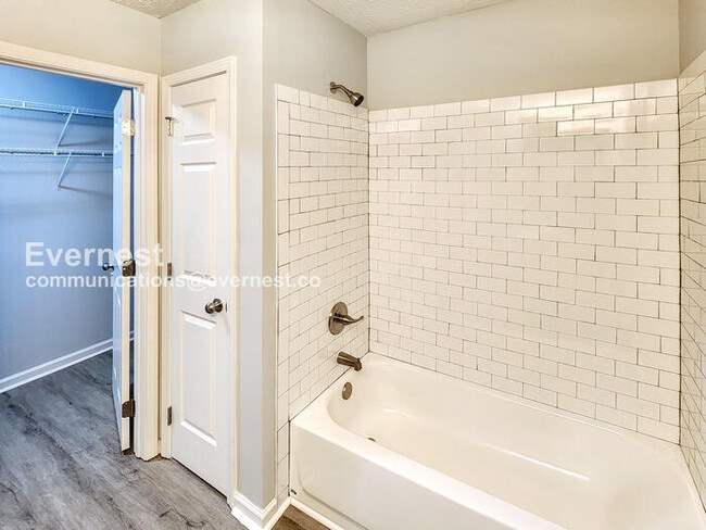 Building Photo - 511 White Oak Dr