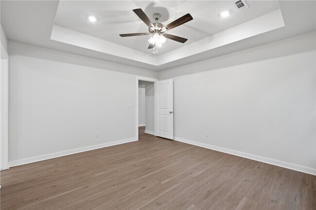 Building Photo - 1315 Valley Dr