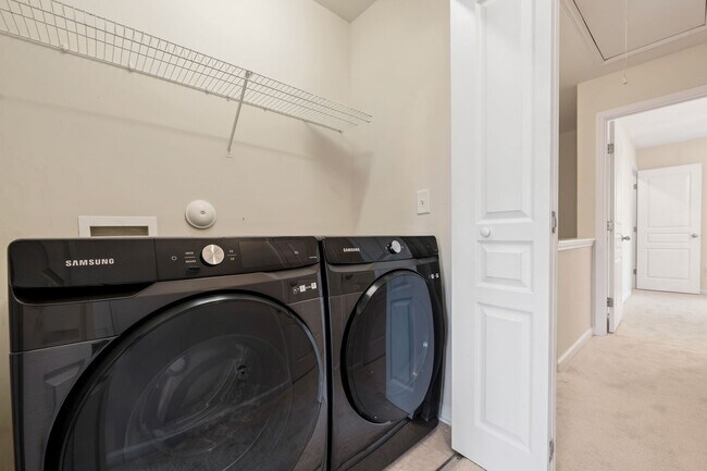 Building Photo - WOW!! - LARGE townhome  Close to everything