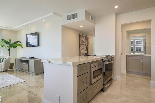 Building Photo - 2121 N Ocean Blvd