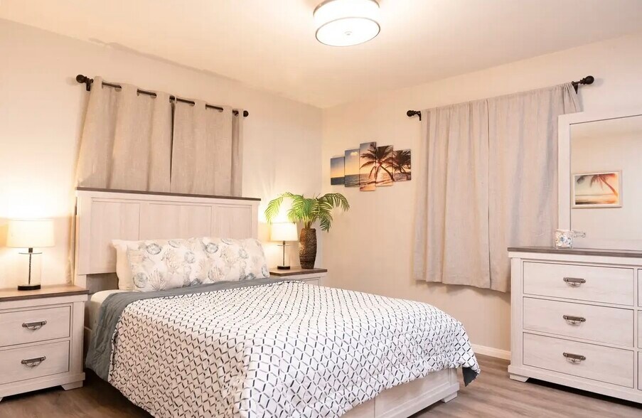 Building Photo - 6716 N Elman St