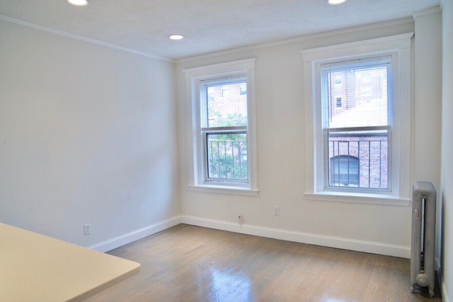 Building Photo - 32 Queensberry St