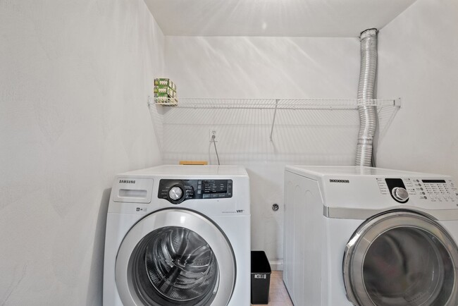 Building Photo - Townhouse, 2 bedroom, 2.5 baths in Yorktow...