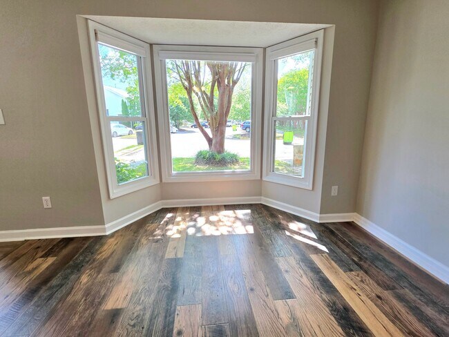 Building Photo - Move in Ready 3 Bedroom Townhouse in Yorktown!